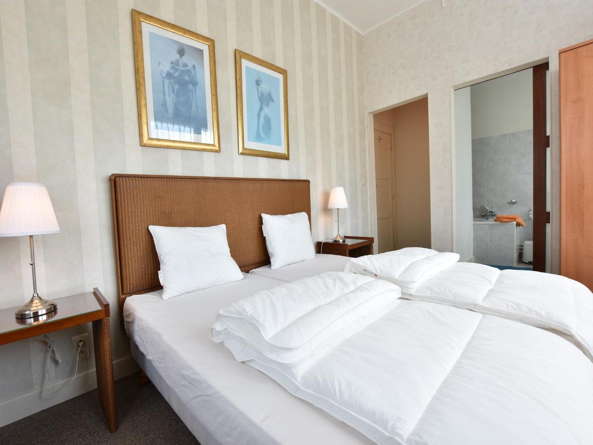 Former Hotel In The Centre And At 50 Metres From The Beach In Panne De Panne Exteriör bild