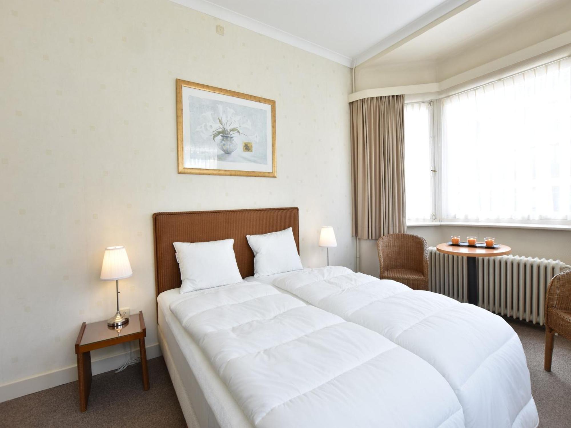 Former Hotel In The Centre And At 50 Metres From The Beach In Panne De Panne Exteriör bild